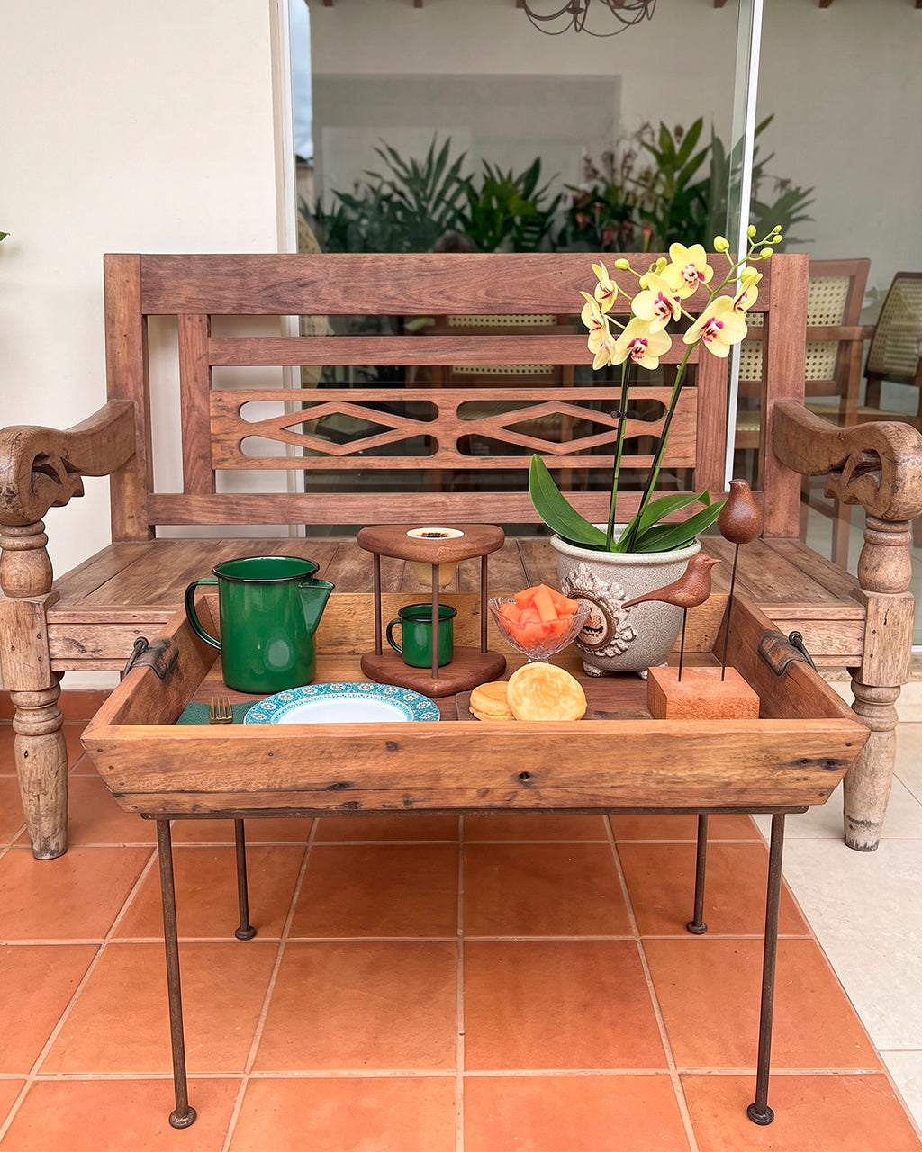 Bandeja de madeira com pés de ferro