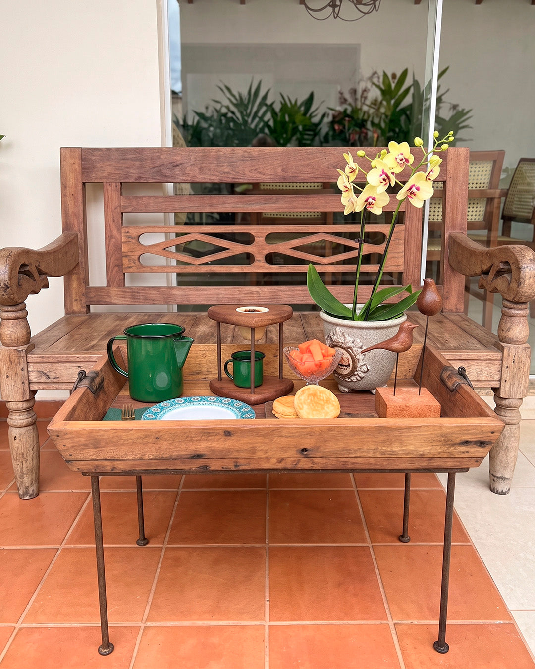 Bandeja de madeira com pés de ferro